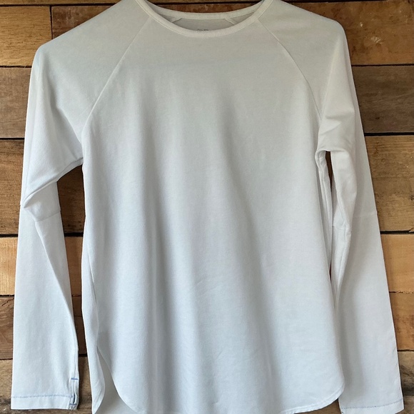Vineyard Vines Women’s Long Sleeve White Pullover T-Shirt Insert Thumbholes READ - Picture 1 of 12